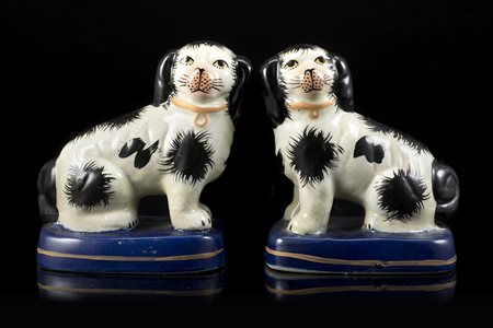 Manifattura inglese fine secolo XVIII. Coppia di statuette in ceramica...