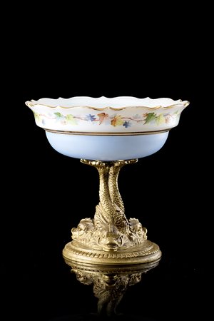 Alzata in opaline decorata a fiori con bordi dorati. Base in bronzo cesellato...