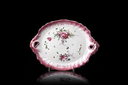 Manifattura dell'Italia centrale, secolo XVIII. Piccolo vassoio biansato in...