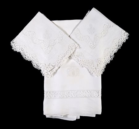 Completo matrimoniale in cotone decorato con fasce in pizzo al tombolo, con...