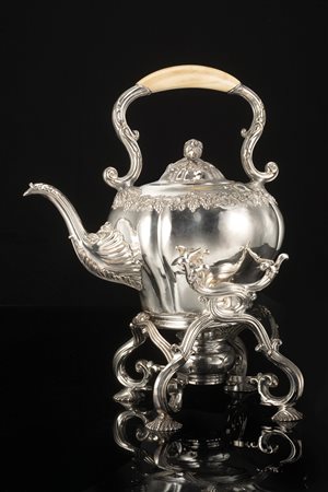Samovar in metallo argentato con corpo globulare baccellato decorato da...