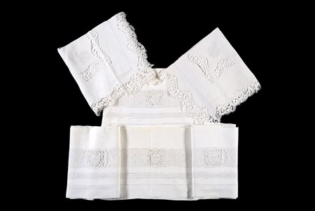 Lotto di sei grandi federe in lino e cotone, decorate con fasce di pizzo...