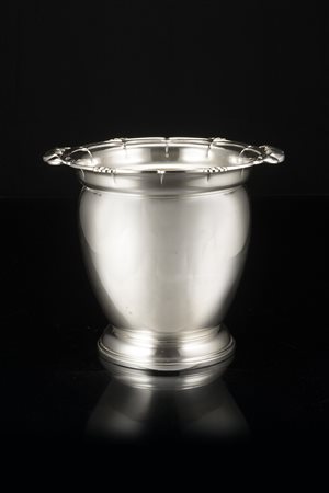 Secchiello portaghiaccio per Champagne in argento con corpo a balaustro...
