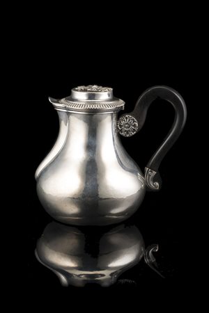 Caffettiera in argento con corpo piriforme liscio, coperchio gradinato e...