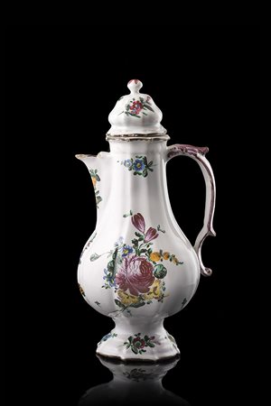 Manifattura di Faenza, secolo XVIII. Caffettiera in maiolica di forma...