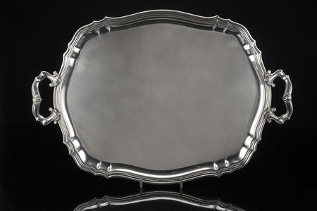 Vassoio in argento a due manici di forma rettangolare mistilinea, con cavetto...