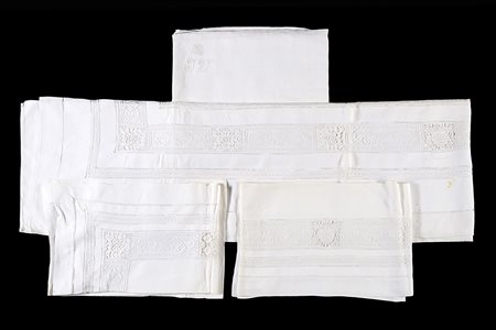 Completo matrimoniale in cotone decorato con fasce di pizzo fillee e al...