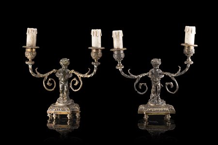 Coppia di candelieri a due fiamme in bronzo con braccia sagomate sorrette da...