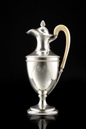 Caffettiera in argento con corpo ogivale a spalla angolare, su piede...