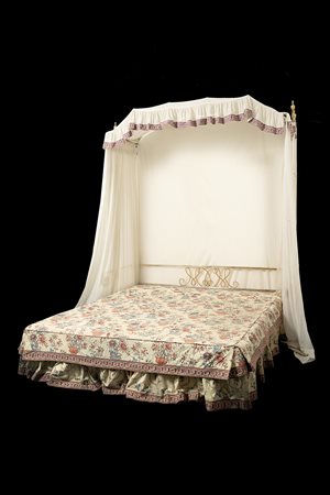 Letto a baldacchino con struttura e testata in ottone e ottone argentato, con...
