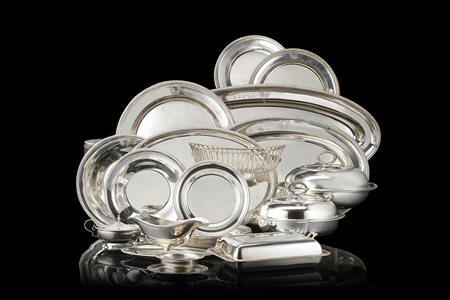 Importante servizio da tavola in argento a superficie liscia e profili...