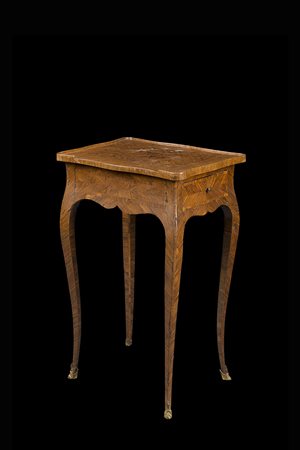 Tavolino toilette lastronato in legni vari a motivi geometrici. Fascia ad un...