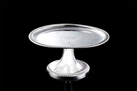 Alzata in argento con piatto di forma circolare su piede rastremato, con...