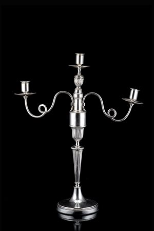 Candelabro in argento a tre fiamme a fusto scanalato e bracci a doppie...