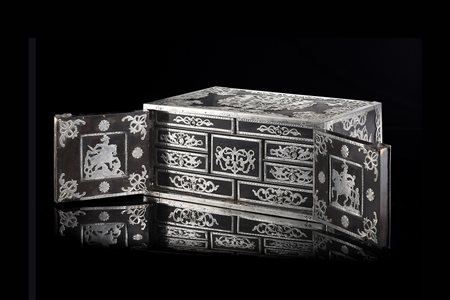 Monetiere da viaggio lastronato in legno ebanizzato interamente decorato da...