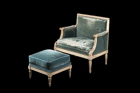 Poltrona in legno laccato con schienale squadrato, braccioli e gambe...