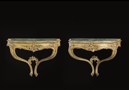 Coppia di consolles a goccia di forma mossa, fasce e gambe sagomate,...