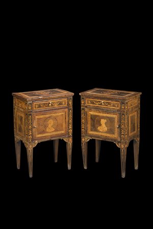 Coppia di comodini lastronati ed intarsiati in legni vari, cassetto e anta...
