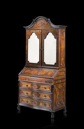 Trumeau lastronato in radica di noce con cartelle in legno ebanizzato. Parte...