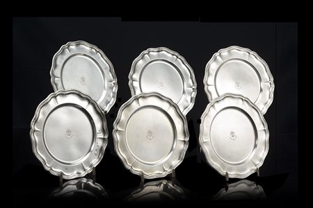 Sei sottopiatti in argento di forma circolare sagomata e fondo inciso con...