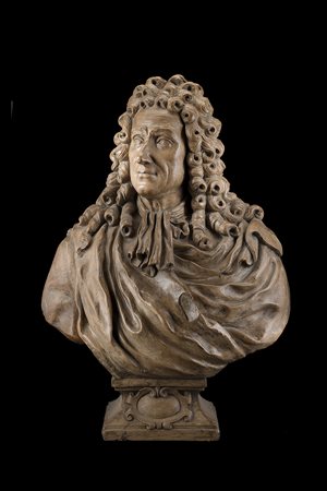 Scultore del secolo XVIII. Mezzobusto di notabile in terracotta poggiante su...