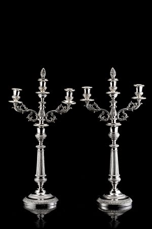 Coppia di candelabri in argento a tre fiamme con piede circolare, fusto...