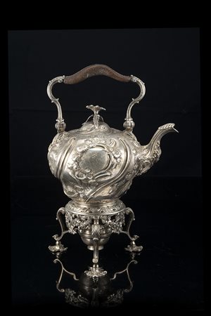 Samovar in argento sbalzato e cesellato a fiori. Beccuccio con mascherone e...