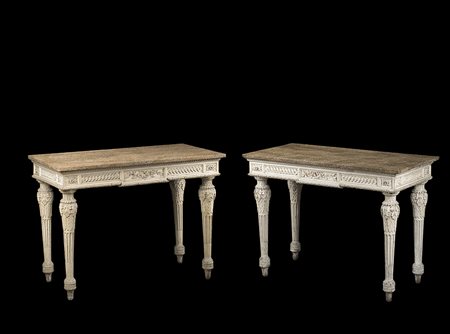 Coppia di tavoli da parete in legno intagliato e laccato con motivi...