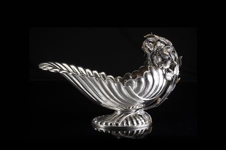 Centrotavola in argento a corpo costolato decorato in rilievo a foglie....