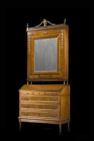 Mobile a due corpi lastronato in ciliegio con parte inferiore a tre cassetti...