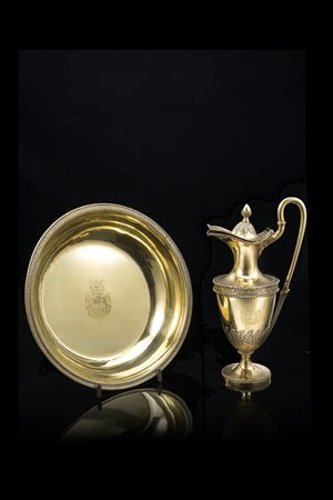 Acquamanile con bacile, in argento dorato con corpo ogivale a spalla angolare...