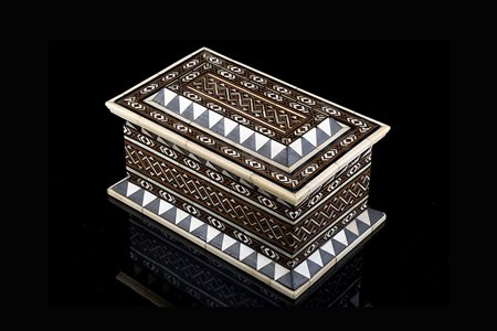 Cofanetto intarsiato in osso, madreperla e legni vari a motivi geometrici....