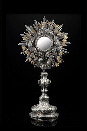 Ostensorio in argento con base bombata sagomata e fusto a balaustro di...