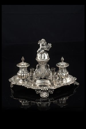 Calamaio in argento con vassoio di forma sagomata e cesellato a volute e...