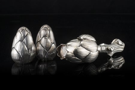 Lotto composto da due saliere ed un macinapepe in argento 925/1000 a forma di...