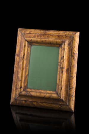 Cornice a tre ordini lastronata in tartaruga bionda. Inizio secolo XIX (luce...