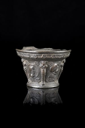 Mortaio in bronzo decorato a profili intervallati da cariatidi e fiori....