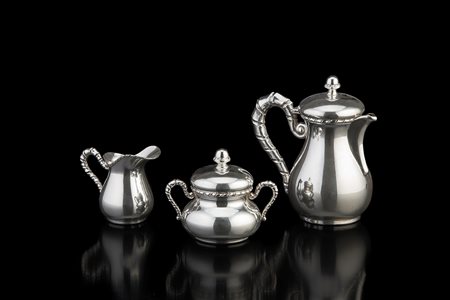 Servizio da caffè in argento composto da caffettiera, lattiera e zuccheriera...