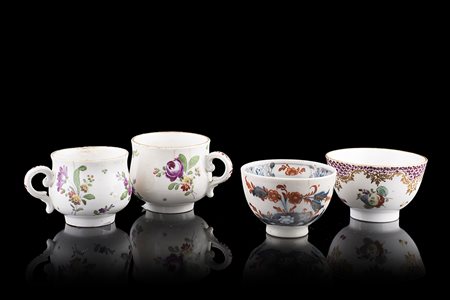 Lotto composto da tre tazzine in porcellana policroma a decoro differente,...