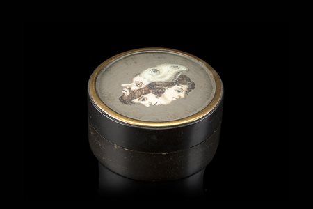 Tabacchiera in tartaruga di forma circolare decorata sul coperchio con volti...