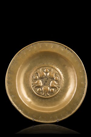 Elemosiniere in ottone con cavetto sbalzato a fiori e fascia incisa. Secolo...