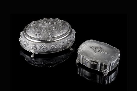Lotto di due scatole portagioie in argento, di forma rispettivamente ovale e...