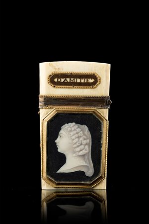 Carnet de bal in avorio con ghiere in oro 9kt e 18kt e metallo dorato...