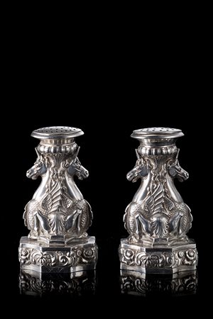 Coppia di saliere in argento sagomate a forma di unicorni addossati su plinto...