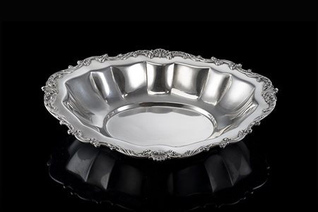 Centrotavola in argento di forma ovale sagomata, con sponda baccellata e...