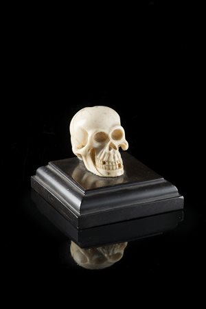 Arte del secolo XIX "Vanitas" scultura in avorio (h. cm 5) Poggiante su base...