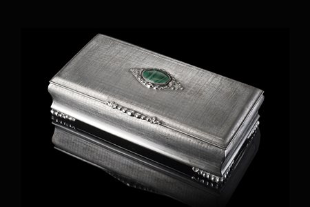 Scatola in argento di forma rettangolare con superficie zigrinata, cabochon...