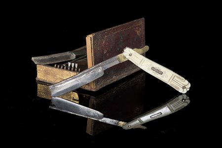 John Barber, Londra secolo XIX. Rasoio da barbiere in avorio con lame...