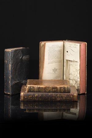 Lotto composto da quattro scatole a finti libri con legature in pelle...