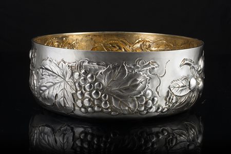 Grande ciotola centrotavola di forma circolare con fascia sbalzata a fronde e...